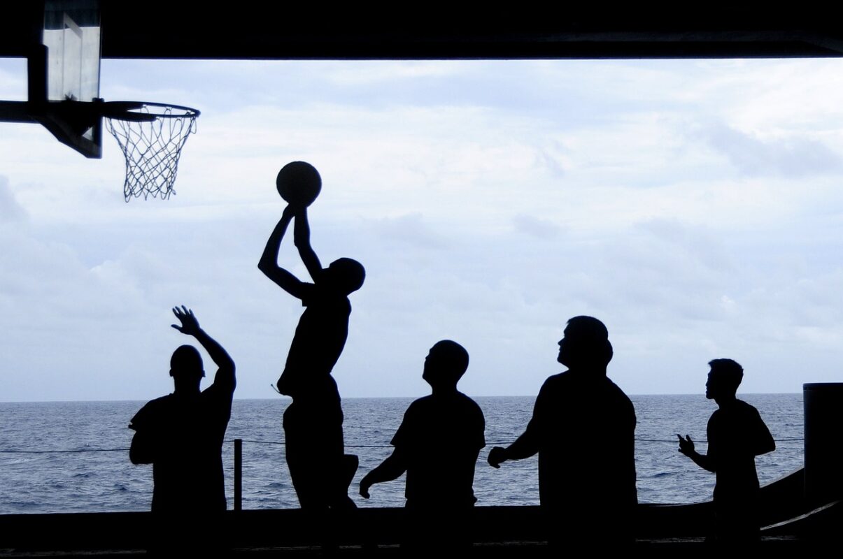 entrenando al baloncesto